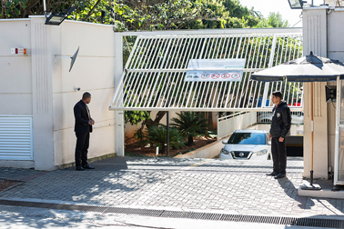 Controlador de acesso realizando identificação de visitantes em condomínio