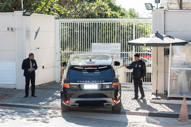 Controlador de acesso verificando autorização de entrada na guarita